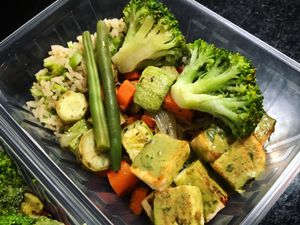 Tofu grelhado ao molho pesto, arroz integral com brócolis e mix de legumes orgânicos at Mandala Cozinha Afetiva in Brasilia
