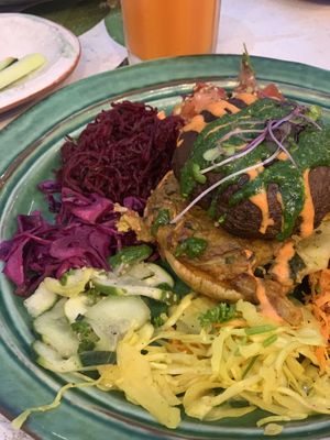 Hambúrguer de cogumelo portobello sob abóbora assada, batata e tomate acompanhado por uma boa salada   at House of Wonders in Cascais