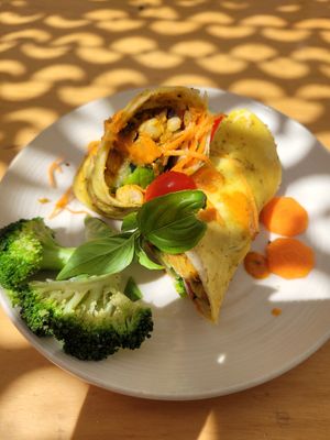 Vegan chickpea wrap (7€) at House of Wonders in Cascais