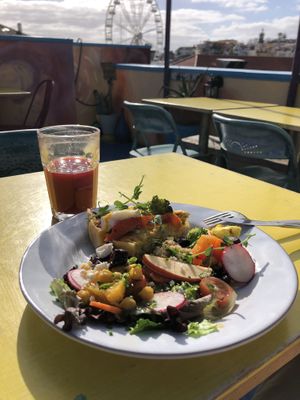 The veggie pie with a salad and fresh juice #Veganuary at House of Wonders in Cascais