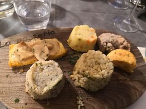 Tavolozza vegana at La Posteria Ristorante Pizzeria in Viareggio