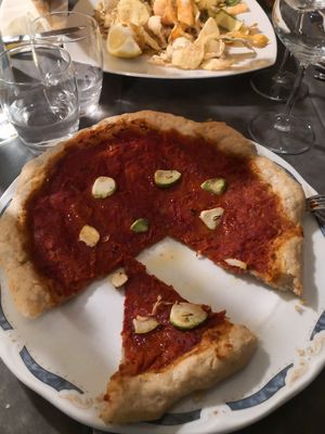 Pizza marinara, mozzarella vegan non la tengono at La Posteria Ristorante Pizzeria in Viareggio