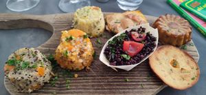 Aperitivo tagliere vegano 👍 at La Posteria Ristorante Pizzeria in Viareggio