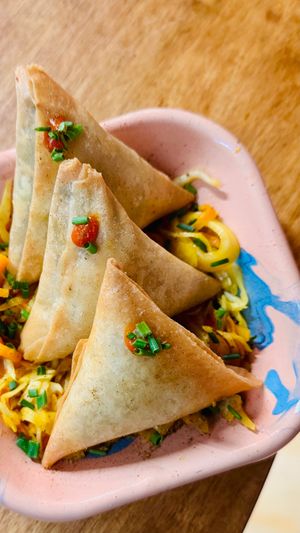 Vegan samosas at OTÉ in Paris