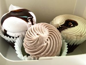 Mugwart (very popular in S Korea it seems like), chocolate & blueberry cupcakes 🧁 SO GOOD! 😊   at Sunny House in Seoul