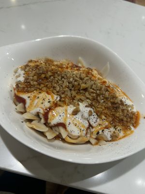 Vegane Manti mit rote Linsenfüllung, paprikasosse, sojajoghurt und Walnüssen  at Mantirella in Stuttgart