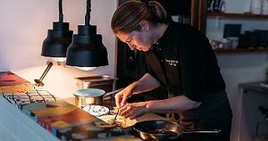 Clara beim kochen.  at Heu und Gabel in Vienna