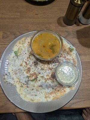 utthapam mit linsen suppe ( sambhar) and chutney at Aaharveda in Braunschweig