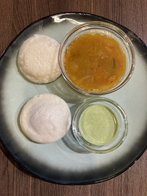 Idli mit Suppe und Sauce  at Aaharveda in Braunschweig