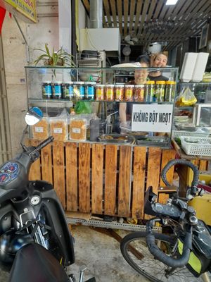 Looking in at Quán Chay 10k in Ho Chi Minh City