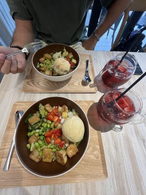 Crunchy Tofu Bowl, enthält normalerweise Bonito Flocken (Fisch) die jedoch separat dazu kommen und daher weggelassen werden können 😊 Nur Katzenzahlung, auch Takeaway möglich  at Crunch Salad in Kyoto