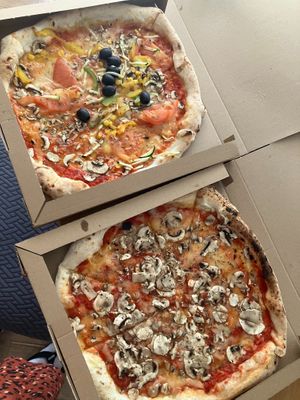 vegan vegetariana & vegan funghi at Mirakul Pizza  in Split