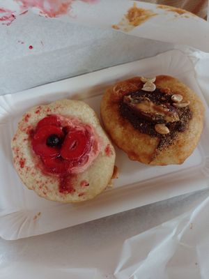 Erdbeer cremeaux und Dattel? at Nados Donuts in Leipzig