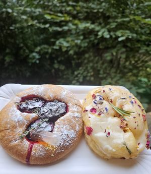 Lecker Donuts to go von der Veggienale. 😋 at Nados Donuts in Leipzig