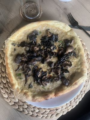Mushroom pizzaa  at Vegan Pizza Bar  in Utrecht