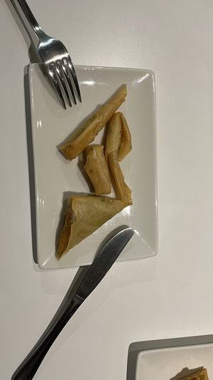 Samosa y crujiente de maíz    at Cafe y Té Pacífico in Salamanca
