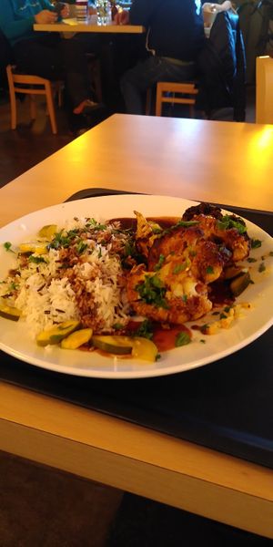 Blumenkohl-Steak mit Bratenjus und Reis at Waldhaus Weinbiethaus in Neustadt