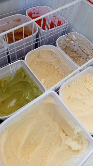 Basilic and lemon sorbets,
vanilla, straciatella, orange blossom and chocolate vegan ice cream at Les Glaces Cool Cool in Dijon