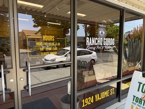 Door with hours   at Rancho Gordo in Napa