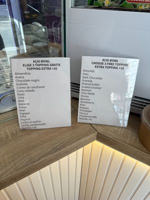 Toppings for açai bowls at Frigus in Valencia