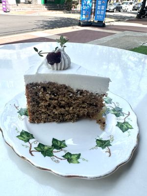 Earl grey cake  at Ma Pause Vegan in Seoul