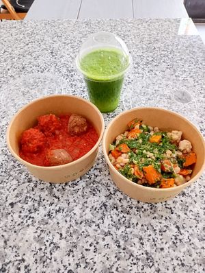 Zumos verdes con fruta y verdura eco.
Albóndigas de tofu con salsa de tomate casera y alubias con salsa de ajo y cilantro. at vegasi in Altea