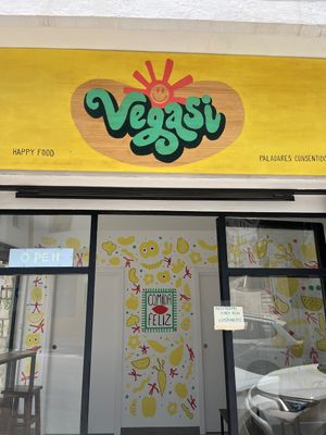 Comida feliz & muy deliciosa! 🤗  at vegasi in Altea