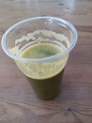 Freshly squeezed green juice at vegasi in Altea