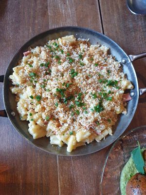 Mac & Cheese w/burnt ends+grilled corn 18: AMAZINGLY tasty, almost crispy edges, couldn't taste corn at Smith & Daughters in Collingwood
