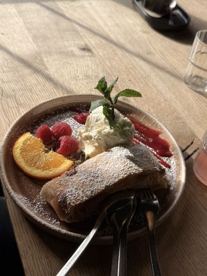 Vegan Applestrudel 😍  at Zum Albrecht Dürer Haus in Nuremberg