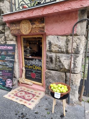 Free apples 🍎 at Smoothie Sanctuary in Budapest
