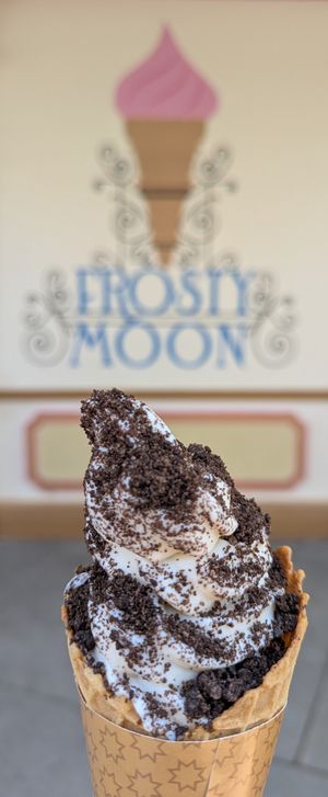 Vegan Vanilla with Oreo crumble at Universal Studios - Frosty Moon in Orlando
