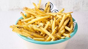 Freshly cut and fried potatoe at Timesburg in Sant Cugat Del Valles