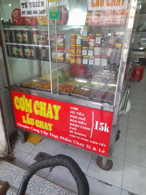 Looking in at Cơm Chay Diệu Vy in Ho Chi Minh City