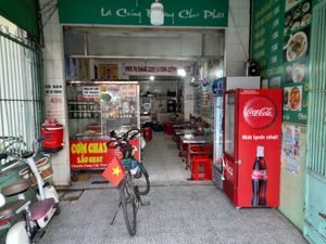 Looking in at Cơm Chay Diệu Vy in Ho Chi Minh City