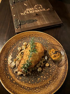 Vegan chicken with suted chickpeas and mushrooms at Mas Campassol in Sant Iscle De Colltort