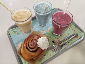 Smoothies y cinnamon roll at Khambú - Ruzafa in Valencia