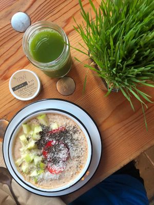 PCT Oatmeal and fresh juice  at NW Raw in Ashland