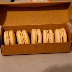 Boite de 5 macarons à 10€, soit 2€ l'unité. Garniture généreuse et savoureuse 😋 Ici : yuzu x2, framboise, caramel beurre salé, noisette. at Giardino Paris｜Pâtisserie & Café in Paris