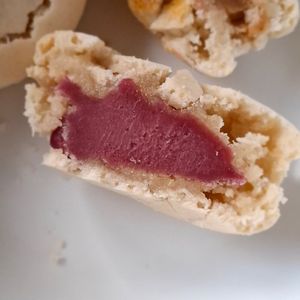 Garniture généreuse 🤤 ! Macaron framboise 🩷 at Giardino Paris｜Pâtisserie & Café in Paris