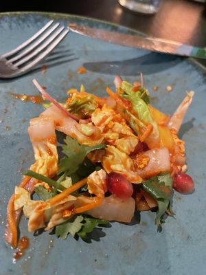 Ayu‘s veganer Lieblingssalat, geteilte Portion  at Hot Chilli im Steinebacher in Woerthsee
