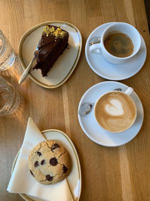 Chocolate Cake & Chocolate Chip Cookie  at Koffie ende Koeck in Amsterdam