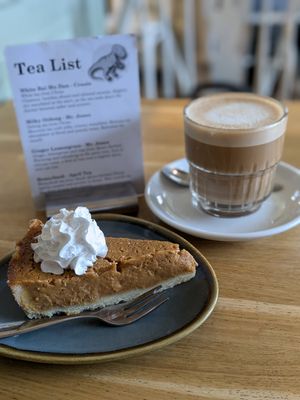 Pumpkin pie and vanilla chai latte at Koffie ende Koeck in Amsterdam