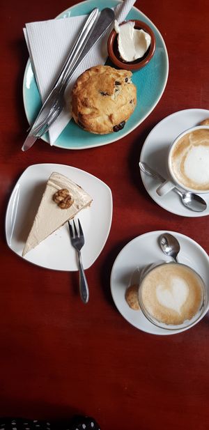 Latte, flat white, mocca cake and scone at Koffie ende Koeck in Amsterdam