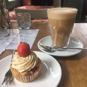 Masala chai latte and cupcake  at Koffie ende Koeck in Amsterdam