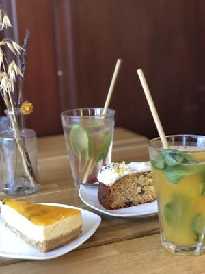 Mango Tango (kombucha & mangosap) & homemade aardbeien-basilicum shrub met carrotcake en passievruchtencheesecake at Koffie ende Koeck in Amsterdam
