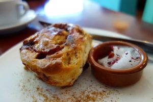 cinnamon roll at Koffie ende Koeck in Amsterdam