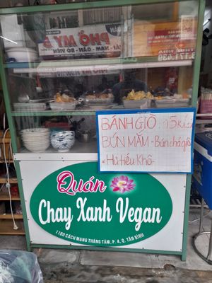 Looking in at Quán Chay Xanh Vegan in Ho Chi Minh City