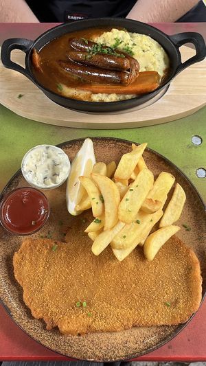 Schnitzelei und Chiemgauer Bratwürste  at Rübenrot in Augsburg