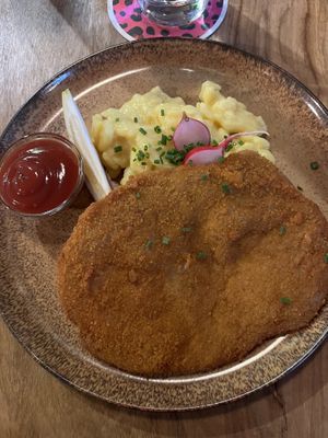 Schnitzel mit Kartoffelsalat  at Rübenrot in Augsburg